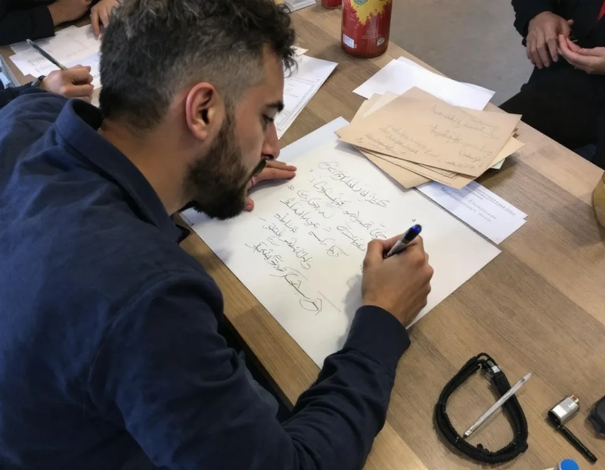 Mondes Calligraphiques: Analyse Comparative des Systèmes d'Écriture Français et Arabe dans un Contexte Professionnel